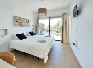 1 dormitorio con cama y ventana grande en Villa en Lajares. Fuerteventura, en Lajares