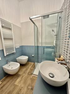 Et badeværelse på Bed Art Relaxing Suite - Appartamento con Sauna Happiness Suite Gallery