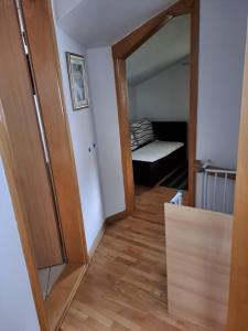 uma pequena sala com uma porta que leva a um quarto em Cool flat em Saraievo