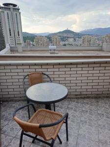 een tafel en twee stoelen op een dak bij Cool flat in Sarajevo