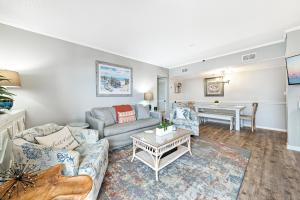 sala de estar con sofá y mesa en Plantation Dunes 5316 Shore to Please, en Gulf Shores