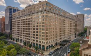 una vista sul soffitto di un grande edificio su una strada cittadina di Hotel Du Pont a Wilmington