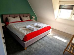 um quarto com uma cama com duas toalhas em Haus in Meinefeld em Nienstädt