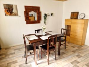 uma sala de jantar com uma mesa de madeira e cadeiras em Haus in Meinefeld em Nienstädt