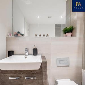 Et badeværelse på Pluxa Rose Quartz Luxury Stay