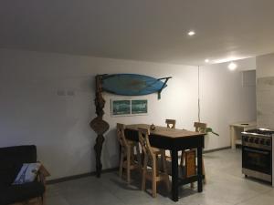 uma sala de jantar com uma mesa e um barco azul na parede em Alojamiento cerca de la costa em Mar del Plata