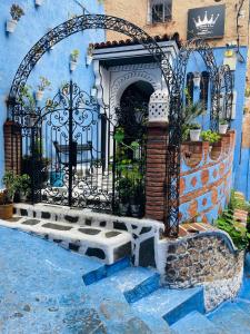un ingresso a un edificio blu con cancello in ferro di Riad El Palacio & Spa Chaouen a Chefchaouen