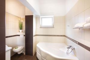 biała łazienka z umywalką i toaletą w obiekcie Apartman Marta Zadar w mieście Zadar