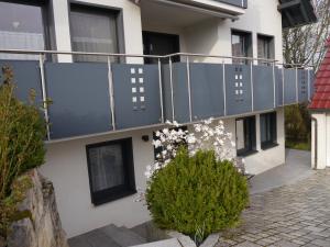 a building with a balcony with flowers on it at Ferienwohnung Kirchberg Uettingen in Uettingen