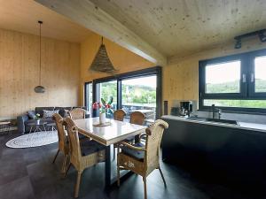 een keuken en eetkamer met een tafel en stoelen bij Wohntraum Boardinghouse in Olpe