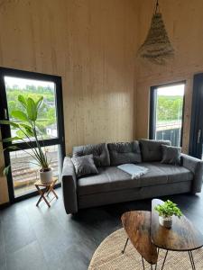 ein Wohnzimmer mit einem Sofa und einem Tisch in der Unterkunft Wohntraum Boardinghouse in Olpe