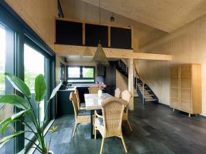 ein Zimmer mit einem Tisch, Stühlen und einer Treppe in der Unterkunft Wohntraum Boardinghouse in Olpe