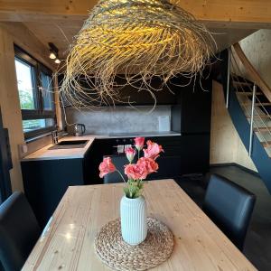 un jarrón de flores sobre una mesa en una cocina en Wohntraum Boardinghouse en Olpe