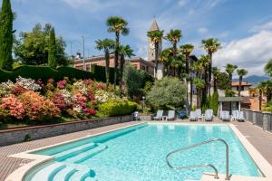 Bazén v ubytování Hotel Beau Rivage nebo v jeho okolí