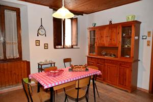 une cuisine avec une table et un chiffon de table rouge et blanc dans l'établissement IL TUFO E LA CASCATA, à Pitigliano