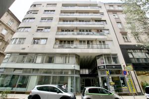 ブダペストにあるStandard Apartment by Hi5 - Petőfi 12の車が目の前に停まった高い建物