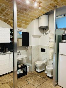 バーリにあるLoft Piccinni nel cuore di Bariのバスルーム(トイレ、洗面台付)