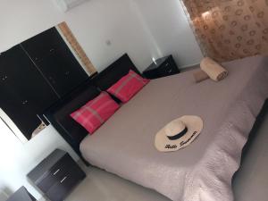 Sunset Villa في Nea Paphos: غرفة نوم مع سرير مع قبعة عليه