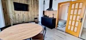 um quarto com uma mesa de madeira e uma televisão em Plaza santa Ana em Benidorm