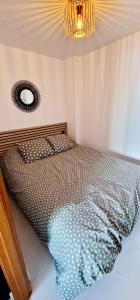 uma cama num quarto com um lustre em Plaza santa Ana em Benidorm