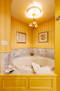 un bagno con una grande vasca in una stanza di Ivy Lodge a Newport