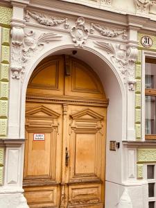 una gran puerta de madera en el lateral de un edificio en Jupiter Apartment, en Viena