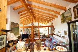 uma sala de estar com um tecto de madeira com vigas em Mas Companyo - Vallespir - Céret - Grand Mas em Céret