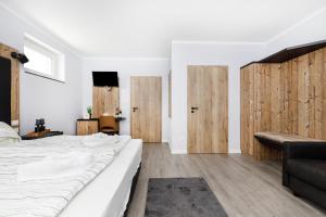 um quarto com uma cama grande e portas de madeira em D & D Weserpension 