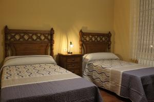 2 nebeneinander sitzende Betten in einem Schlafzimmer in der Unterkunft Señorio de Quevedo in Villanueva de los Infantes