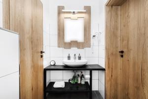 uma casa de banho com um lavatório e um espelho em D & D Weserpension 