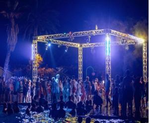 a crowd of people standing around a stage at night at MOBIL HOME n 1 TOUT CONFORT ST CYPRIEN 66 in Saint-Cyprien +37 photos