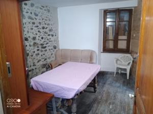 una stanza d'ospedale con un letto e una sedia di Chambre à petit budget pour personne simple a Saint-Laurent-de-Neste 1 altra foto