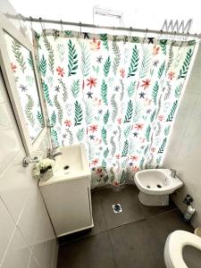 y baño con lavabo, aseo y cortina de ducha. en Amplio y luminoso piso en Recoleta 3 pax (60mts2) en Buenos Aires