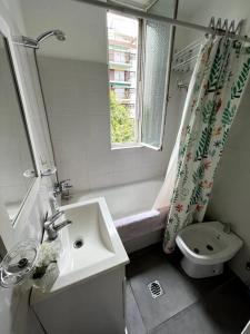 baño con lavabo y aseo y ventana en Amplio y luminoso piso en Recoleta 3 pax (60mts2) en Buenos Aires