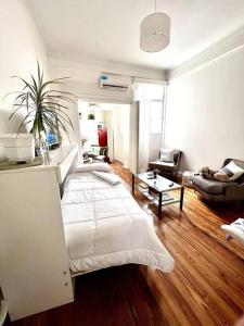 sala de estar con cama y sofá en Amplio y luminoso piso en Recoleta 3 pax (60mts2) en Buenos Aires