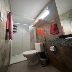 a bathroom with a toilet and a shower and a sink at STUDIO 302 | WIFI 600MB | RESIDENCIAL JC, um lugar para ficar. in Carmo