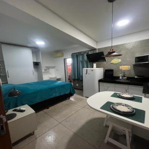 a room with a bed and a table in it at STUDIO 302 | WIFI 600MB | RESIDENCIAL JC, um lugar para ficar. in Carmo