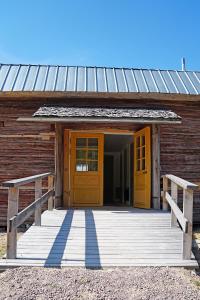 una rampa de madera que conduce a un edificio con puerta en Mittjas Vallen Timber Lodge & Cabins, en Edsbyn