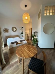 een slaapkamer met een bed en een tafel in een kamer bij Studio na Starej Ochocie in Warschau