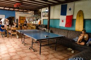 uma mesa de pingue-pongue num restaurante com pessoas sentadas em Spanish by the Sea - Bocas em Bocas del Toro