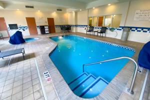 Bazén v ubytování Fairfield Inn and Suites by Marriott McAllen nebo v jeho okolí