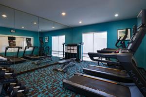 Fitness centrum a/nebo fitness zařízení v ubytování Fairfield Inn and Suites by Marriott McAllen