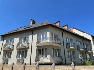 - un bâtiment avec des balcons sur le côté dans l'établissement Apartments Sonce, à Trouskavets