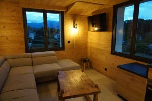 Ruang duduk di Le chamois, chez le charpentier d'antan, au calme, spacieux T3 duplex, ambiance chalet, vue dégagée, parking privé