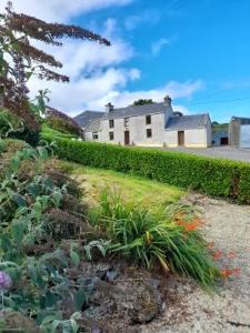 una casa con un jardín delante de ella en 4 Bedroom Traditional Irish Farm House Killybegs en Donegal
