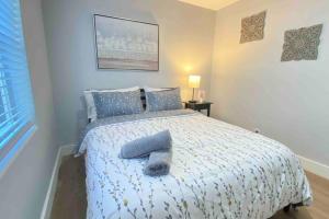 Un dormitorio con una cama con una almohada azul. en friendly Hidden Miami Little Havana Gem, en Miami