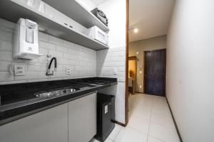 uma cozinha com um lavatório e uma bancada em Tabas - Edifício Studio In - Brasília em Brasília