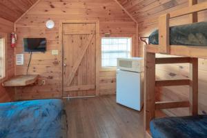 a bedroom with two bunk beds in a cabin at Sun Outdoors Pigeon Forge in Sevierville