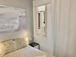 1 dormitorio con cama y ventana en 2 BDR EIXAMPLE APARTMENT, en Barcelona