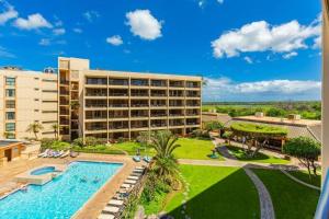 un hotel con piscina e un resort di SUGAR BEACH RESORT, #412 condo a Kihei